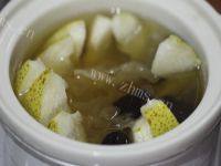 口感极佳的银耳雪梨红枣羹做法图解9)