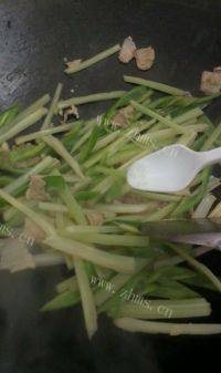 家常菜五花肉炒芹菜做法图解6)