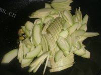 家常菜西葫芦炒虾仁做法图解3)