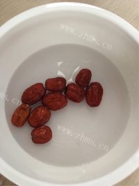 色泽鲜亮的红枣粥做法图解2)