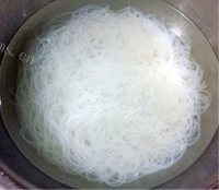 美味的蒜蓉粉丝蒸带子做法图解3)