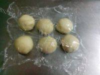自制淡奶排包做法图解4)