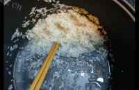 美味的皮蛋瘦肉粥做法图解1)