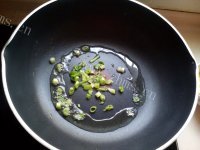 热腾腾的蒲公英炒鸡蛋做法图解4)