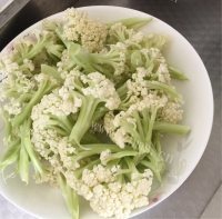 家常菜干煸菜花做法图解1)