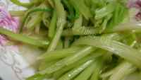 香飘十里的芹菜炒牛肉做法图解4)