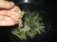 营养丰富的紫菜丝瓜瘦肉汤做法图解7)