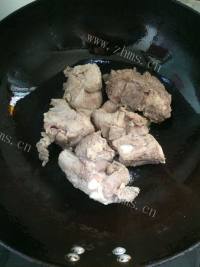 美味的冬瓜海带排骨汤做法图解4)