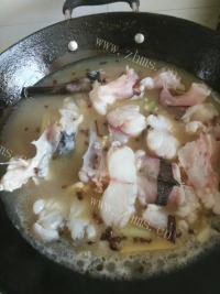 家常菜丑鱼豆腐汤做法图解11)
