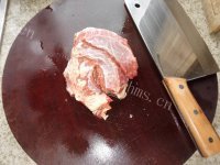 回味无穷的牛腩炖魔芋做法图解1)