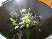 家常菜尖椒炒木耳