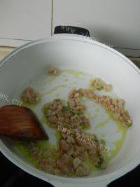 美味的白果豌豆炒鸡丁做法图解6)