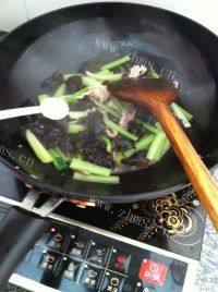 家常菜芹菜木耳炒肉片