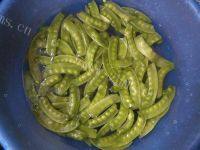 家常菜瘦肉炒荷兰豆做法图解1)