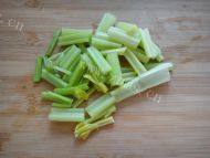 芹菜拌木耳做法图解2)