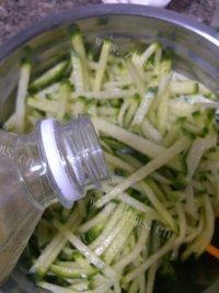 诱人的凉拌萝卜做法图解5)