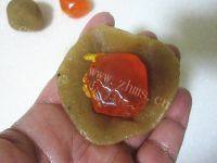 自制广式莲蓉蛋黄月饼做法图解6)