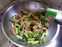 蒜苔油豆腐做法图解7)