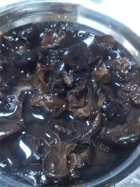 美味的凉拌葱丝木耳做法图解2)