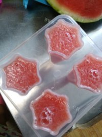 自制西瓜冰棒做法图解6)