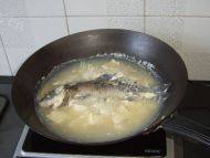 热腾腾的鲫鱼豆腐汤做法图解10)