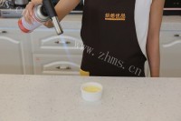 美味的法式焦糖布蕾做法图解9)