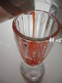 养颜的鲜榨胡萝卜汁