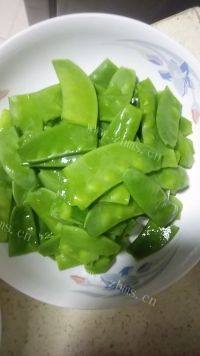家常菜荷兰豆炒腊肉做法图解2)