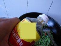 家常菜豆角炒香肠做法图解9)