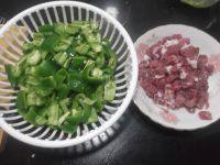 辣椒炒肉丁做法图解1)