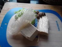 美味的白菜粉丝豆腐汤做法图解1)