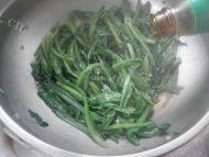 飘香的素炒油麦菜做法图解5)