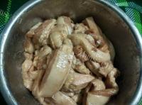 美味的排骨花生咸肉棕做法图解3)