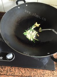 好吃的姜葱炒大闸蟹做法图解4)