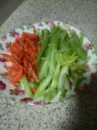 家常菜芹菜木耳炒肉做法图解1)