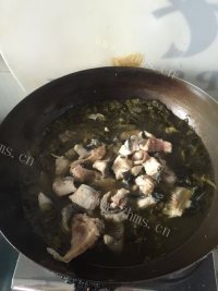 色泽鲜亮的酸菜鱼做法图解7)