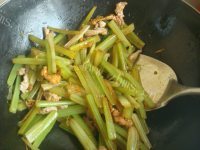 家常菜肉丝炒芹菜做法图解9)