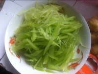 香气浓郁的莴笋肉丝做法图解2)