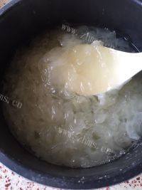 美味的冰糖银耳羹做法图解8)