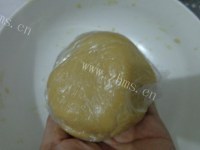 美味的枣泥豆沙月饼做法图解7)