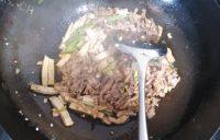 家常菜豆干炒肉做法图解5)
