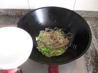 美味的豆角炖粉条做法图解5)