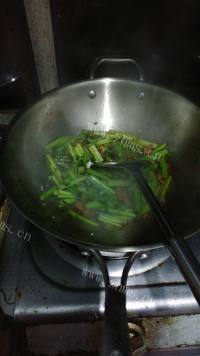 自制芹菜炒肉丝做法图解7)