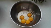 喷香的原味戚风蛋糕做法图解3)