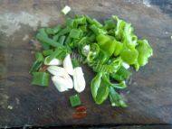家常菜芹菜木耳炒肉做法图解3)