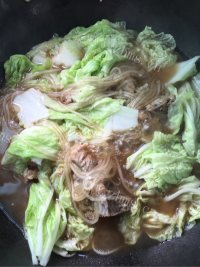 美味的脊骨白菜炖粉条做法图解7)