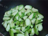 家常菜虾皮炒丝瓜做法图解6)