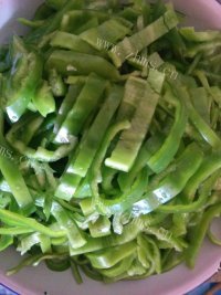 家常菜青椒炒肉丝做法图解2)