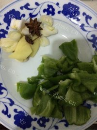 色泽鲜亮的铁锅炖鱼做法图解2)