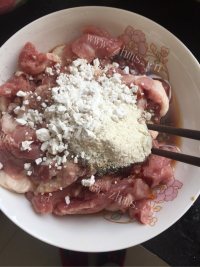 诱人的孜然牙签肉做法图解2)